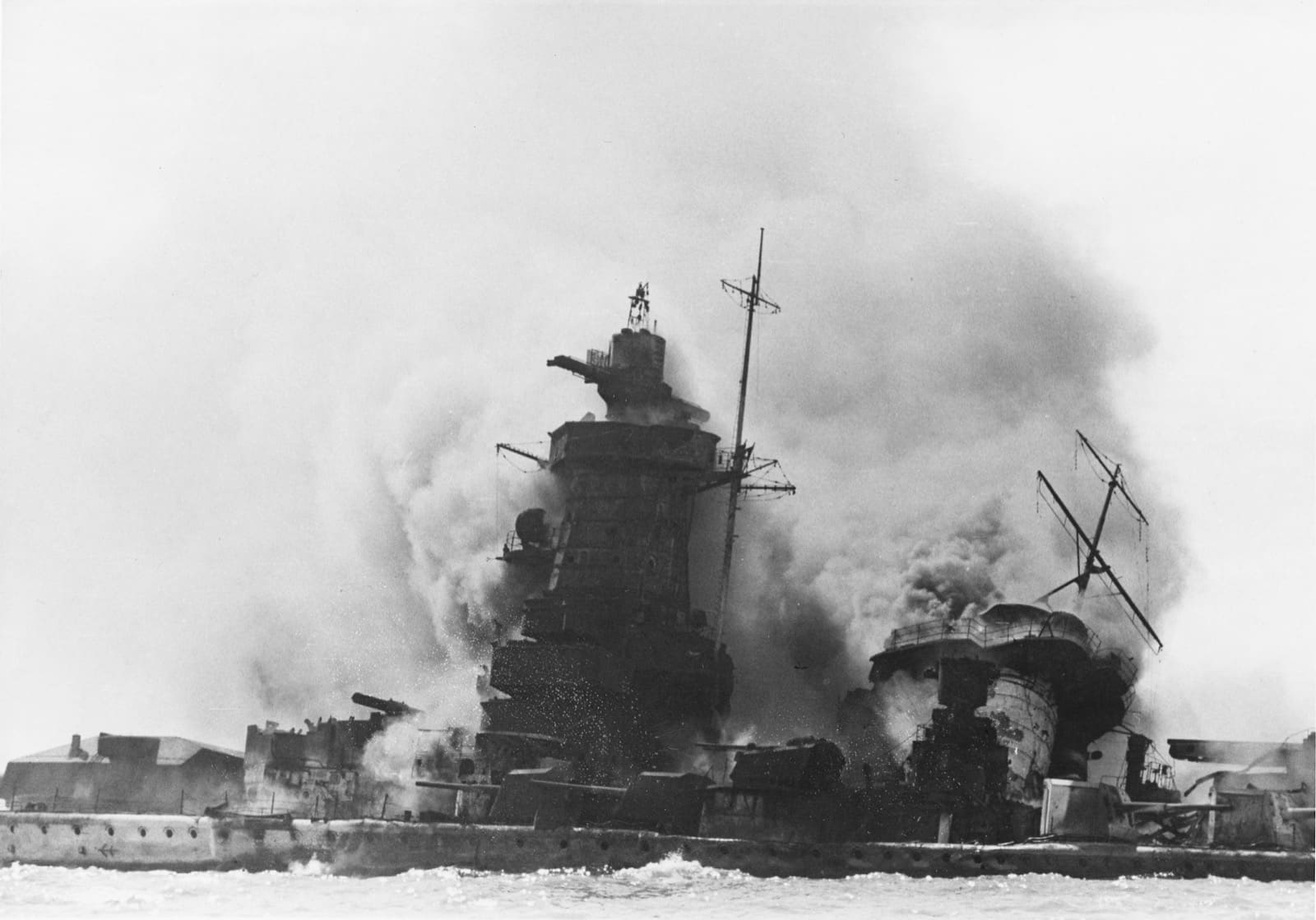 Graf Spee at the River Plate: The Battleship Sunk by a Rumour